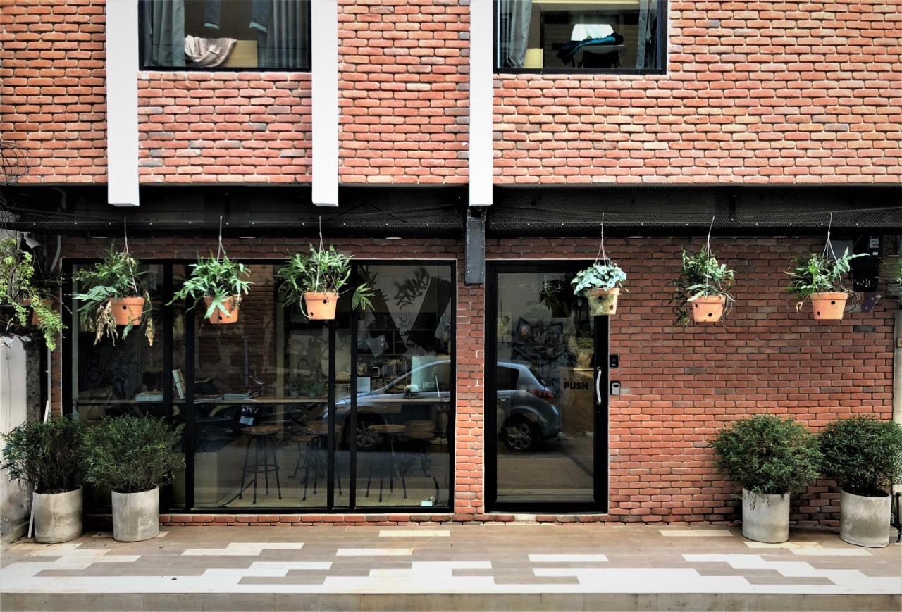 Stay Thapae Hostel Chiang Mai Exterior photo